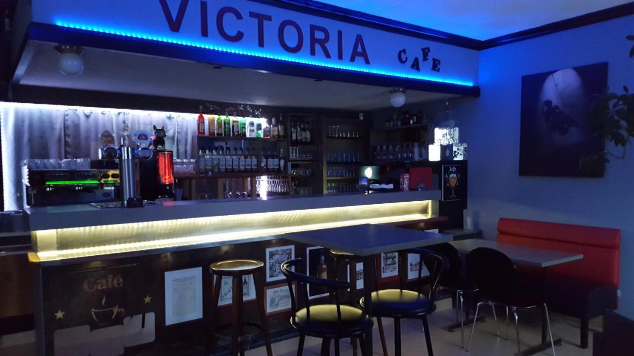 Hotel Victoria แซ็ง-ปิแอร์-เดอ-ชาร์ตรูส ภายนอก รูปภาพ